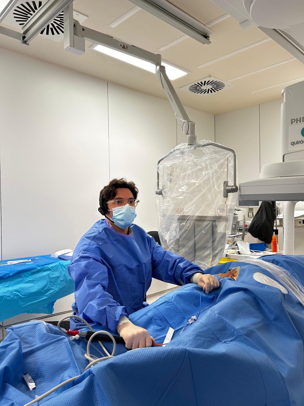 Il Dr. Carlo Gigante durante una procedura di ablazione transcatetere in sala di elettrofisiologia